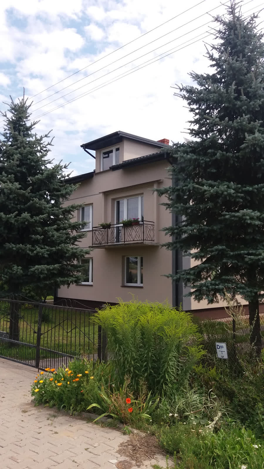 Dom po dociepleniu, widok od strony ogrodu