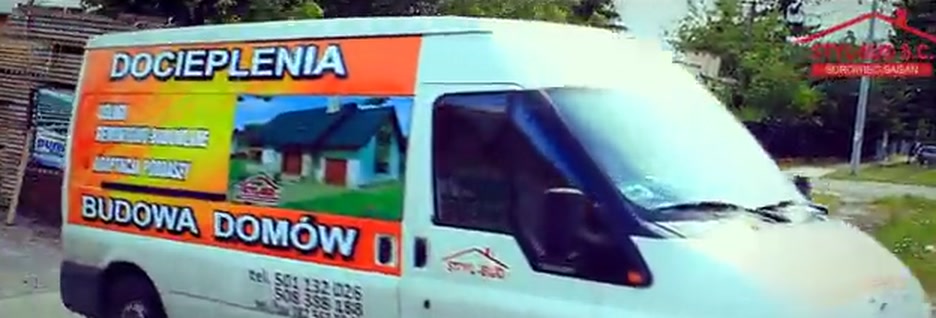 Samochód dostawczy Styl-Bud w firmowych barwach, z reklamą docieplenia i budowy domów na burcie