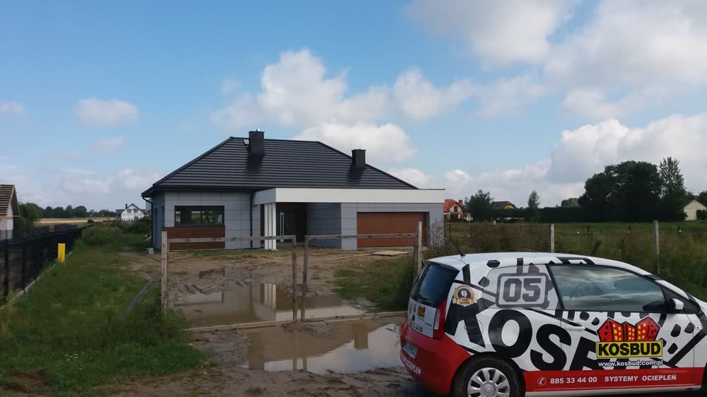 Dom z elewacją wykończoną tynkiem strukturalnym